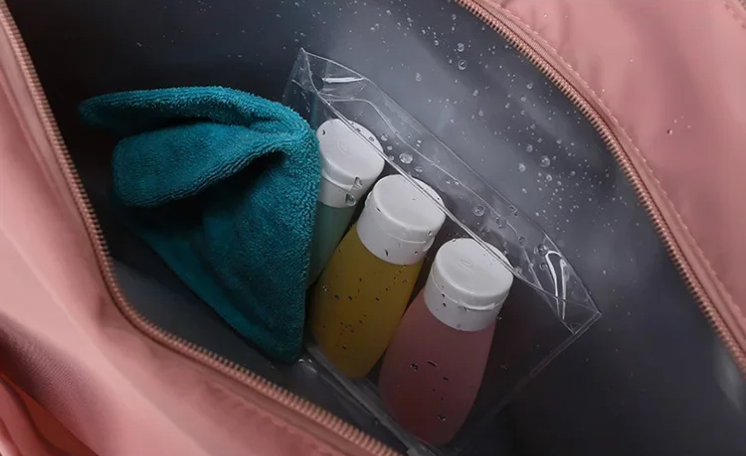 Allrounder Sporttasche 35l - Close-Up Innenfach: trockene und nasse Kleidung getrennt transportieren. Wasserfestes Innenfach optimal für nasse oder schmutzige Wäsche.